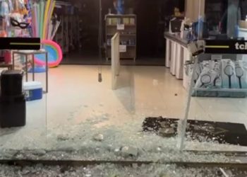 VÍDEO: homem arremessa pedra contra vitrine e invade loja de celulares em Andradas