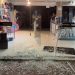 VÍDEO: homem arremessa pedra contra vitrine e invade loja de celulares em Andradas