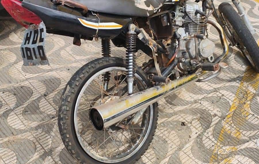 Adolescente é apreendido após adulterar placa de moto em Poços de Caldas