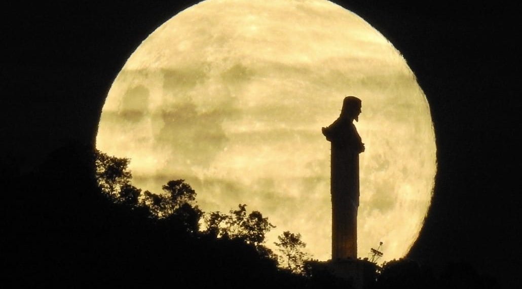 Fotógrafo captura imagem do Cristo Redentor com lua cheia em Poços de Caldas
