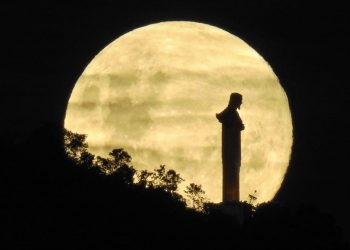 Fotógrafo captura imagem do Cristo Redentor com lua cheia em Poços de Caldas
