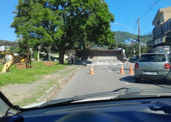 Caçamba de Caminhão Tomba na Avenida João Pinheiro e Interrompe Tráfego