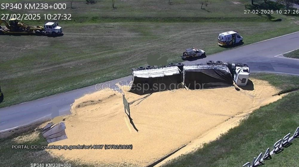 Bitrem tomba na SP-340 e bloqueia trecho em Casa Branca