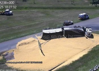 Bitrem tomba na SP-340 e bloqueia trecho em Casa Branca