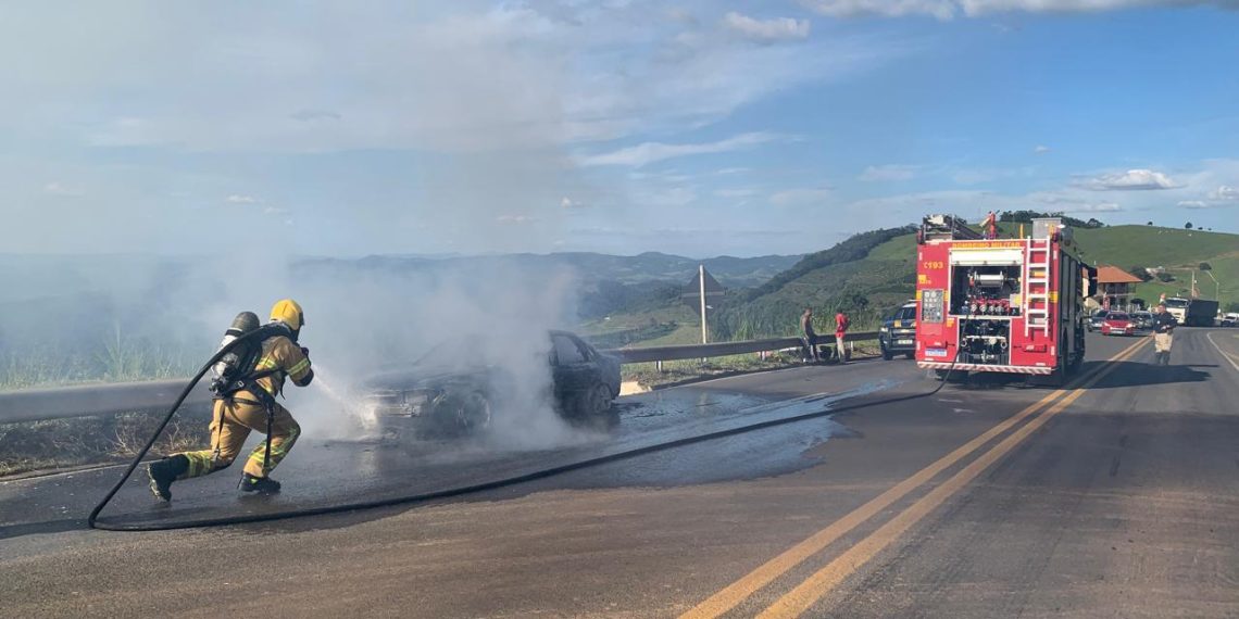 Família escapa de incêndio em carro na Serra do Selado em Poços de Caldas
