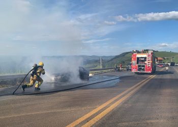 Família escapa de incêndio em carro na Serra do Selado em Poços de Caldas