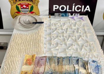 Jovem é preso com quase 600 recipientes com cocaína em residência de Tambaú