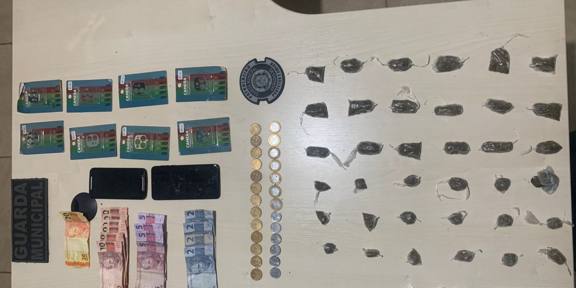 Menor de 17 anos é apreendido com drogas e celular furtado próximo a creche