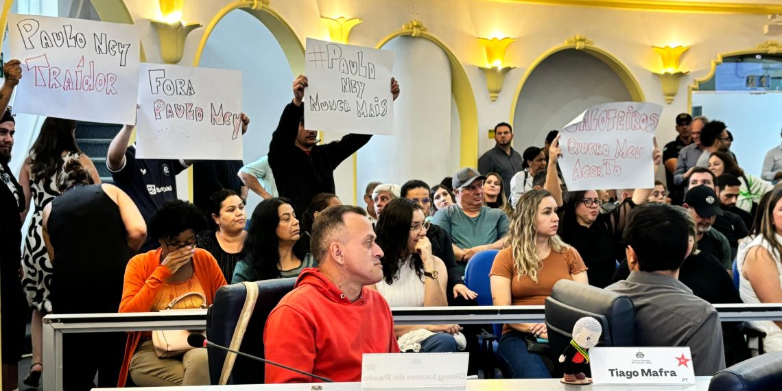 Primeira Sessão da Câmara é marcada por protesto de ex-funcionários da Saúde