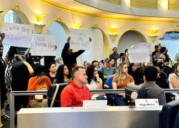 Primeira Sessão da Câmara é marcada por protesto de ex-funcionários da Saúde