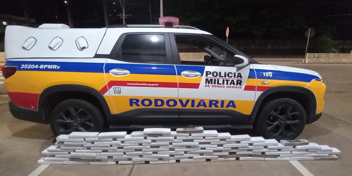 PMR localiza 84 tabletes de maconha em porta-malas de carro na MG-179
