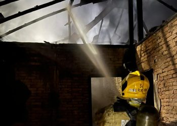 Incêndio em casa abandonada é controlado pelos Bombeiros em operação na madrugada