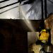 Incêndio em casa abandonada é controlado pelos Bombeiros em operação na madrugada