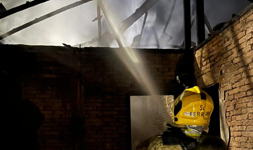 Incêndio em casa abandonada é controlado pelos Bombeiros em operação na madrugada