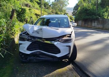 Motorista é flagrada embriagada após acidente com poste no Bairro Quisisana