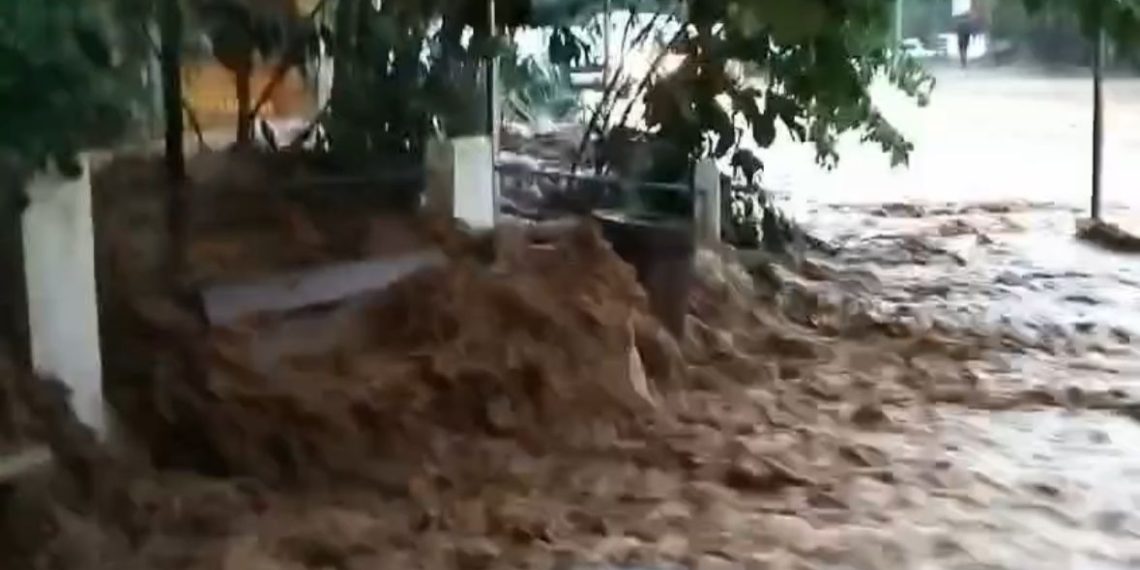 VÍDEO: Centro de Águas da Prata fica alagado após fortes chuvas