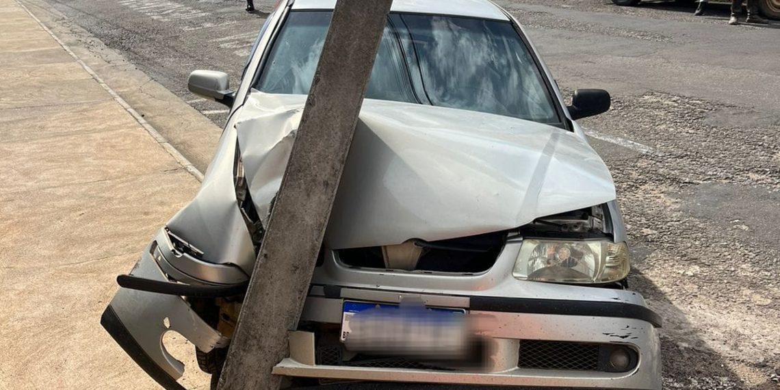 Motorista bate o carro e quase derruba um poste em avenida de Alfenas