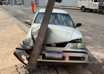 Motorista bate o carro e quase derruba um poste em avenida de Alfenas