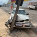 Motorista bate o carro e quase derruba um poste em avenida de Alfenas