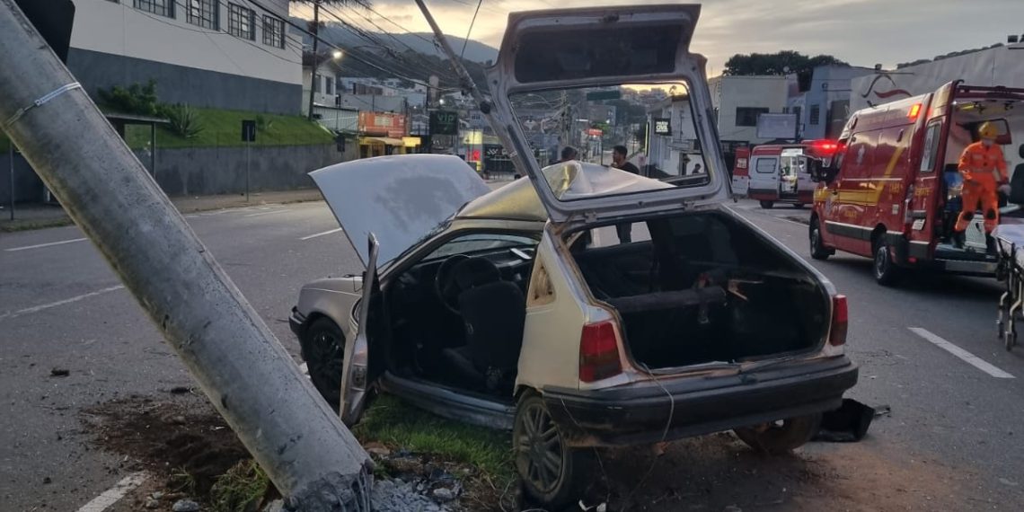 Acidente na madrugada (09/02) em avenida de Poços deixa motorista em estado grave