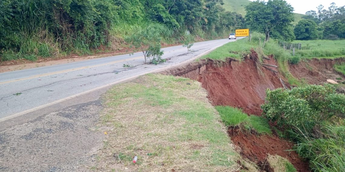 Grande erosão em barranco deixa rodovia no Sul de Minas em apenas uma pista