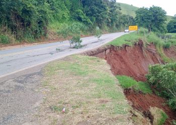 Grande erosão em barranco deixa rodovia no Sul de Minas em apenas uma pista