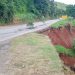Grande erosão em barranco deixa rodovia no Sul de Minas em apenas uma pista