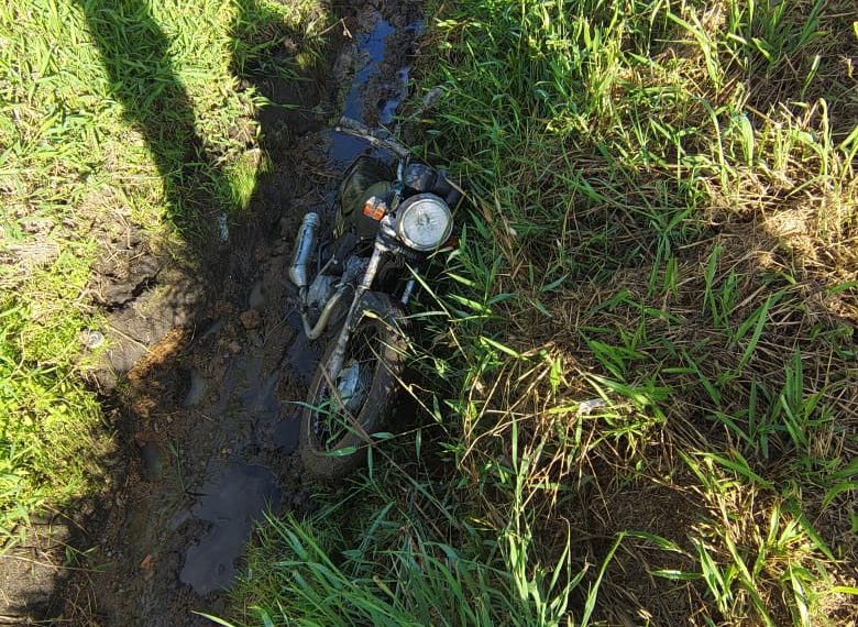 Motocicleta Abandonada em Córrego no Parque Esperança é Removida para Pátio do Detran