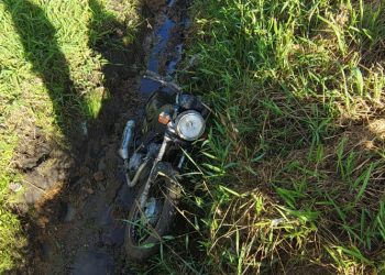 Motocicleta Abandonada em Córrego no Parque Esperança é Removida para Pátio do Detran