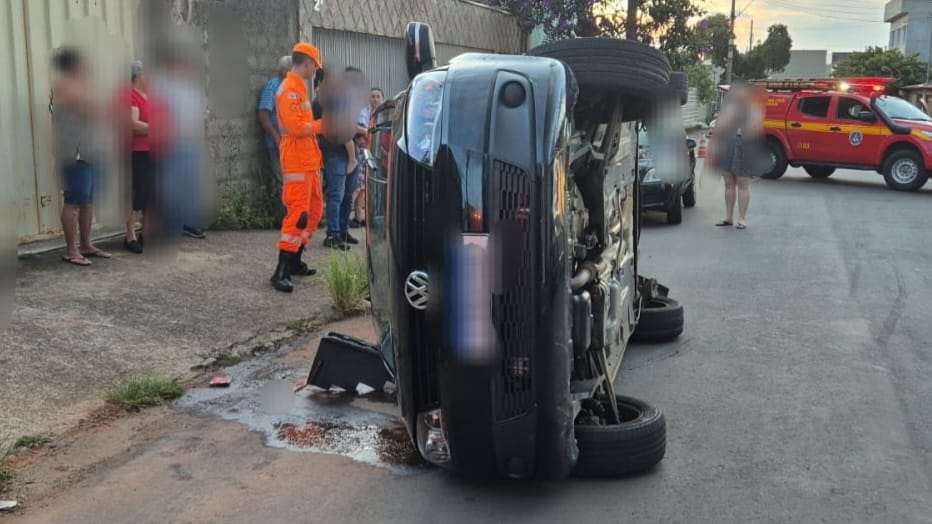 Carro tomba após colisão em Alfenas, motorista de 71 anos sai ilesa