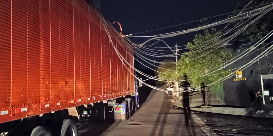 Carreta enrosca na fiação e causa queda de energia no Bairro Vila Togni