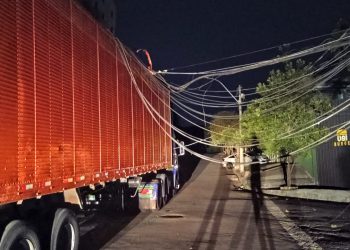 Carreta enrosca na fiação e causa queda de energia no Bairro Vila Togni