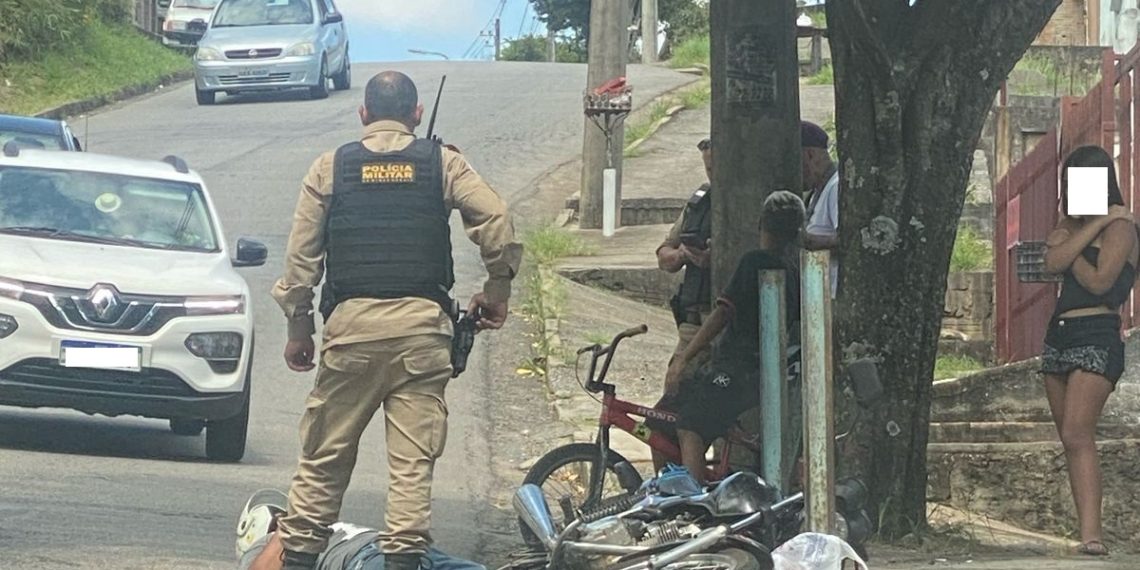 Homem cai ao empinar moto e tentar desviar de viatura da PM em Poços de Caldas