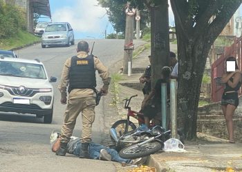 Homem cai ao empinar moto e tentar desviar de viatura da PM em Poços de Caldas