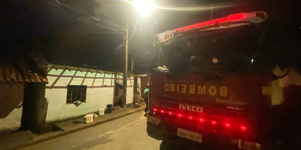 Incêndio destrói parte de residência em Divisa Nova