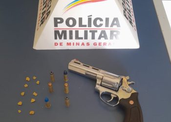 Homem é preso com drogas e revólver municiado após ameaçar mototaxistas em Poços