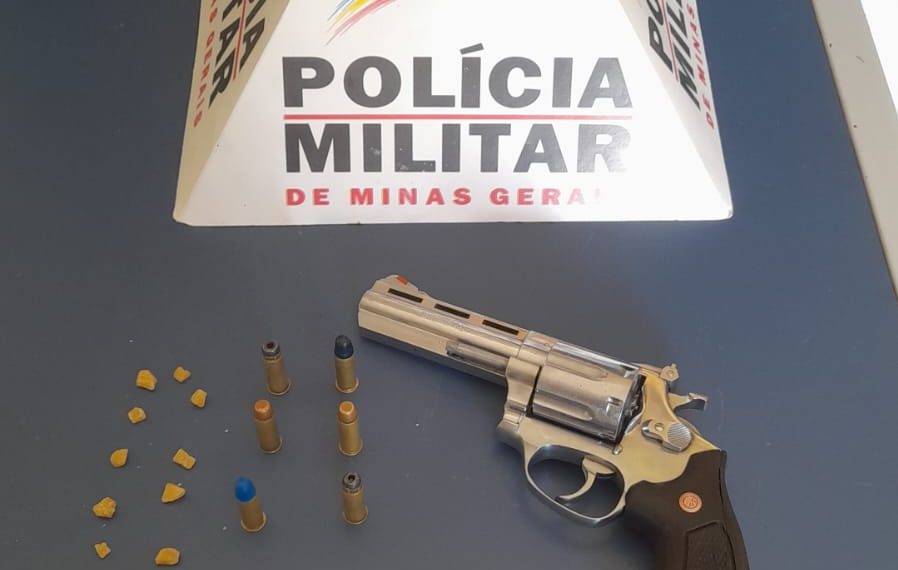 Homem é preso com drogas e revólver municiado após ameaçar mototaxistas em Poços