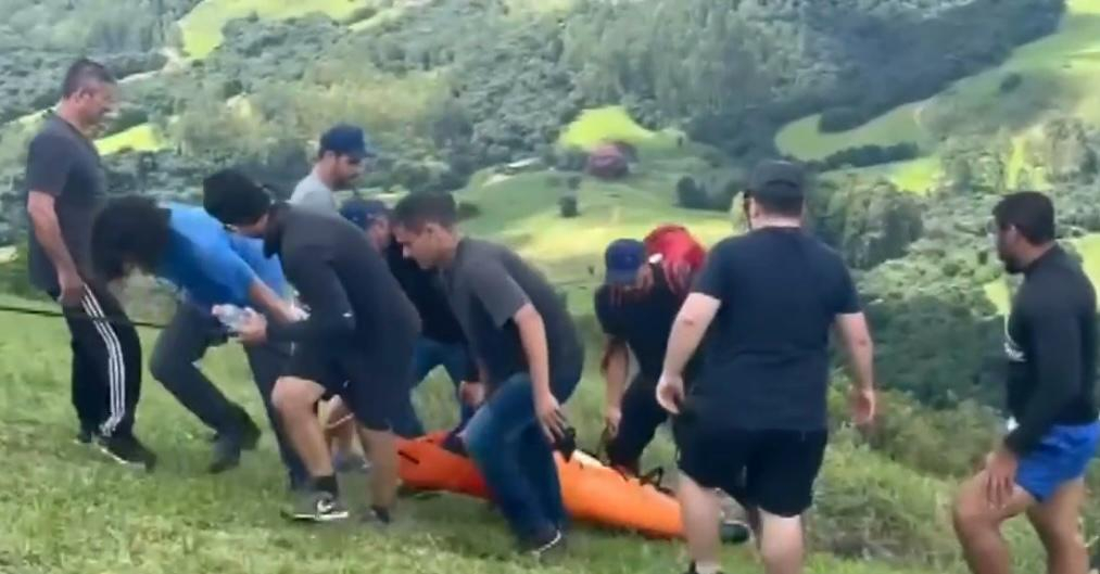 Vídeo: piloto de asa delta fica ferido após queda no Pico do Gavião, em Andradas (MG)