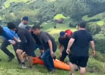 Vídeo: piloto de asa delta fica ferido após queda no Pico do Gavião, em Andradas (MG)