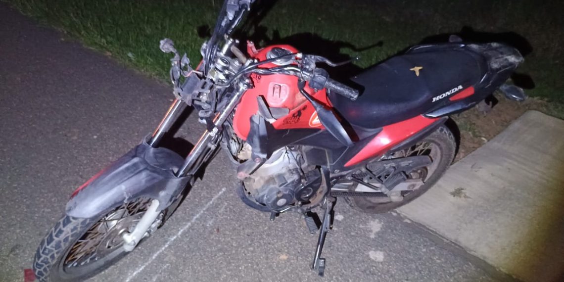 Motociclista foge da polícia e se acidenta durante perseguição; moto era furtada