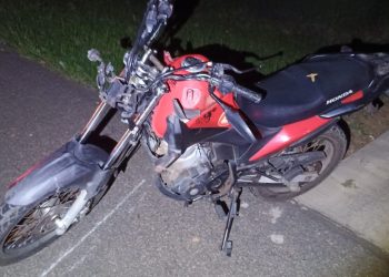 Motociclista foge da polícia e se acidenta durante perseguição; moto era furtada