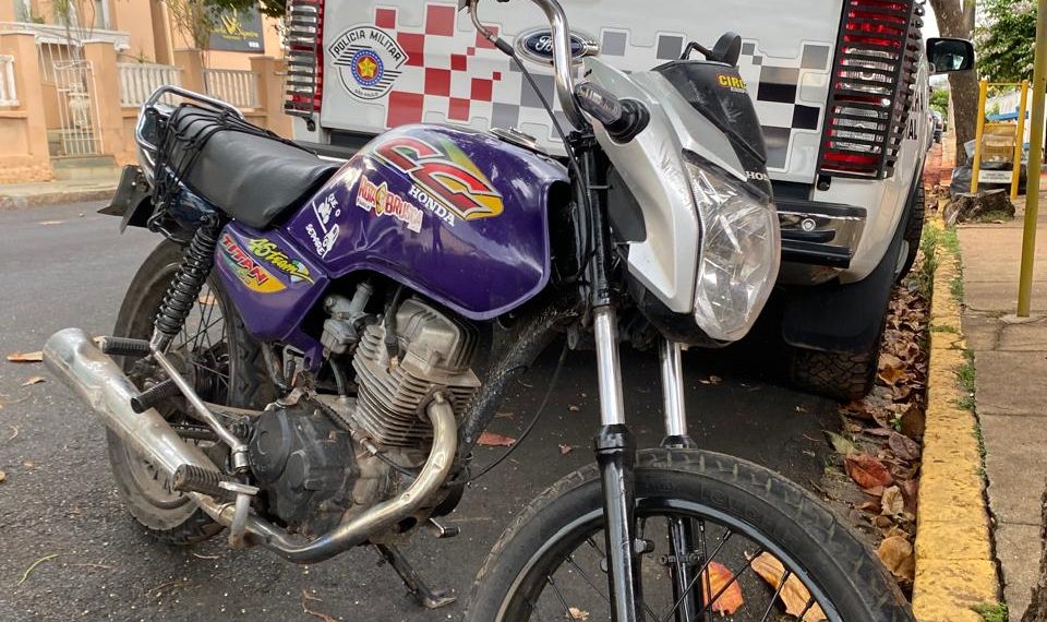 PM prende suspeito de tráfico de drogas após perseguição e fuga em Vargem Grande do Sul