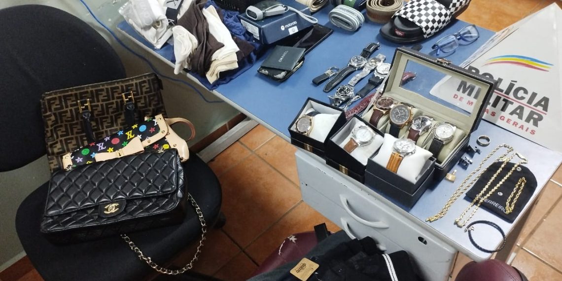 Ladrão é flagrado tentando fugir com bolsas cheias de joias e relógios de luxo em Poços