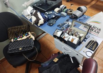 Ladrão é flagrado tentando fugir com bolsas cheias de joias e relógios de luxo em Poços