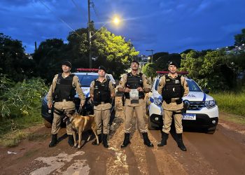 Cão farejador ajuda PM a localizar drogas enterradas no bairro Dom Bosco