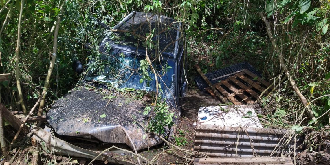 Mulher fica ferida após carro cair em barranco e ficar submerso em córrego em Poços de Caldas
