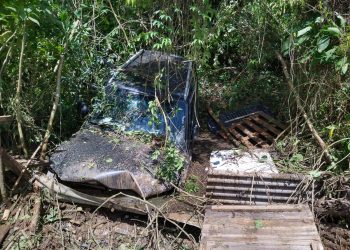 Mulher fica ferida após carro cair em barranco e ficar submerso em córrego em Poços de Caldas