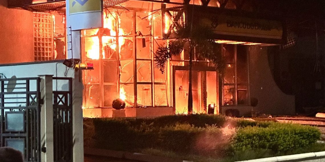 Agência bancária é destruída por incêndio em Jacutinga no Sul de Minas