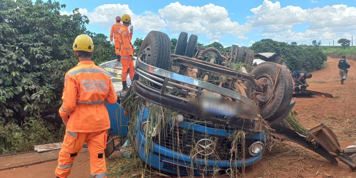 Motorista morre após caminhão capotar na MGC-179 em Alfenas