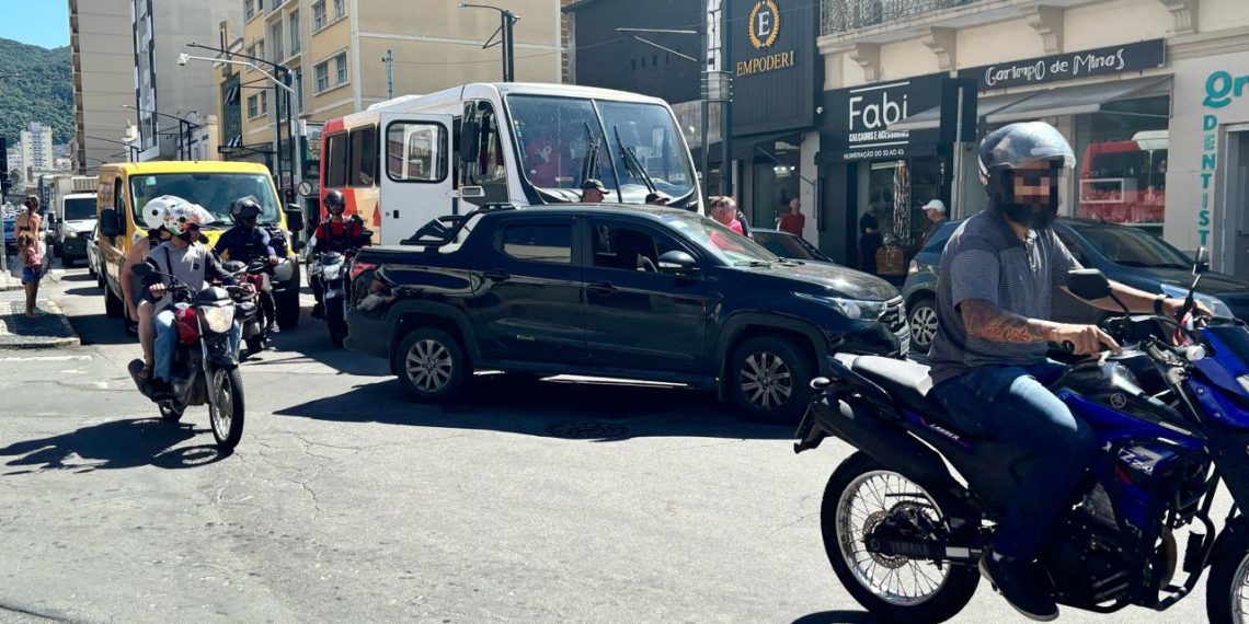 Colisão entre micro-ônibus e caminhonete causa caos no trânsito de Poços de Caldas